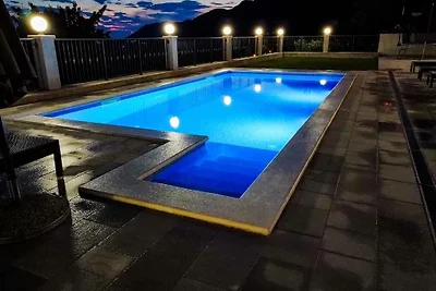 Villa in Gruda mit Swimmingpool