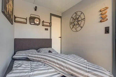 Casa galleggiante nel porto turistico di...
