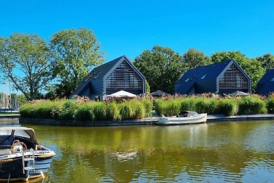 Moderne Wasservilla am friesischen Wasser