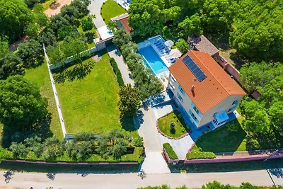 Villa mit Infinity-Pool in Kakma