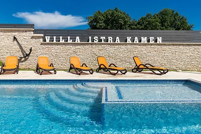 Villa a Pola con piscina