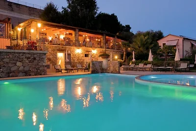 Imponenza scenica, ampio prato e piscina in...