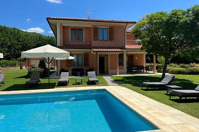 Ampia villa in Toscana con piscina privata