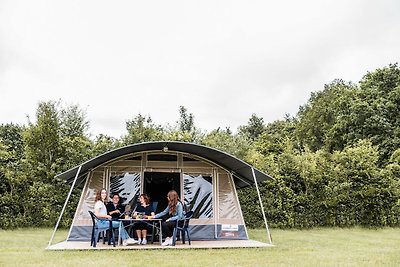 Bella tenda lodge ai margini di una foresta