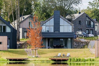 Luxuriöse Villa mit Blick auf einen Teich in ...