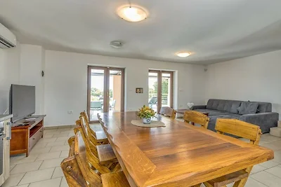 Ferienhaus in Jursici mit Schwimmbecken