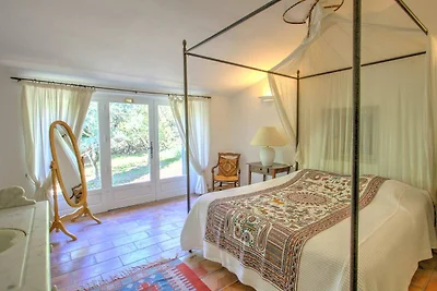 Elegante stenen villa met zwembad nabij...