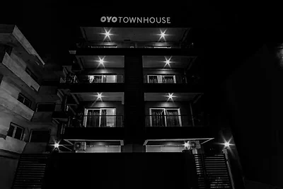 Super Townhouse 158 nabij Netaji Subhash Marg