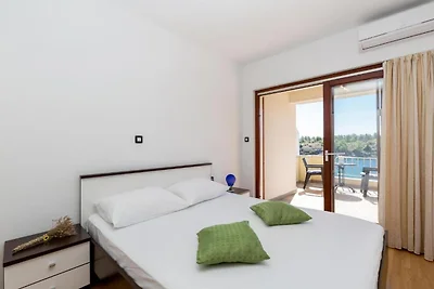 Appartamento con piscina, vista mare a...