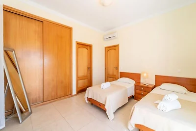 Villa in Gale met zwembad vlakbij Gale Beach