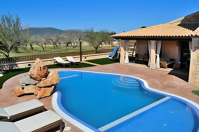 Villa in Buger mit Pool und Spielplatz