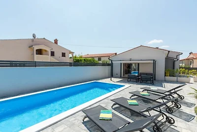 Villa in Bale mit Schwimmbecken