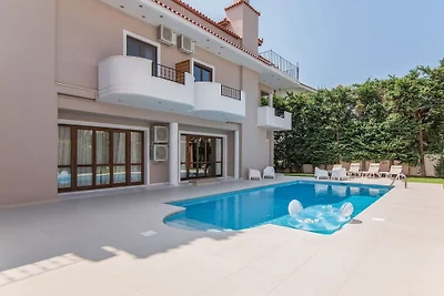 Luxuriöse Villa mit Pool in Anavissos