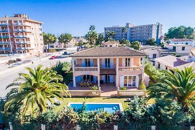 Elegantes Ferienhaus mit Garten