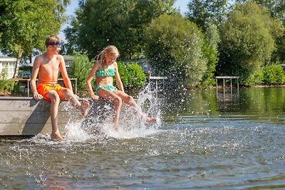 Rietgedekte lodge met combimagnetron, op vaka...