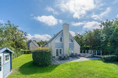 Charmante Villa mit großem Garten am Wasser