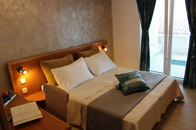 Appartement in Stara Novalja met groot terras