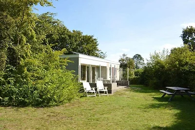 Bungalow in Den Burg met zwembad