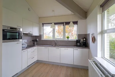 Eleganter Bungalow am Wasser mit Anlegestelle