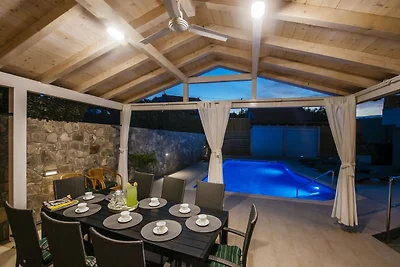 Bella casa vacanza con piscina privata a Mali...