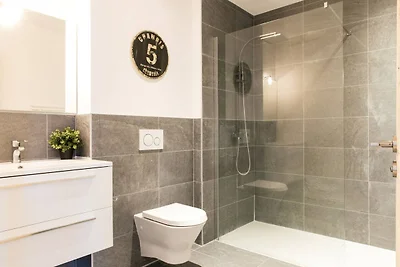 Spacious Central Apartment with Terrace