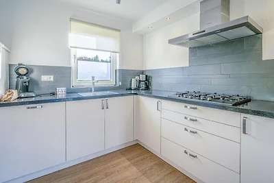 Charmante Villa mit großem Garten am Wasser