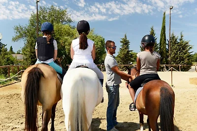 Resort ad Arles con piscine vicino a Camargue