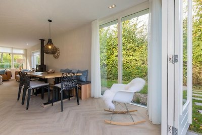 Schönes Ferienhaus mit Sauna in einer waldrei...