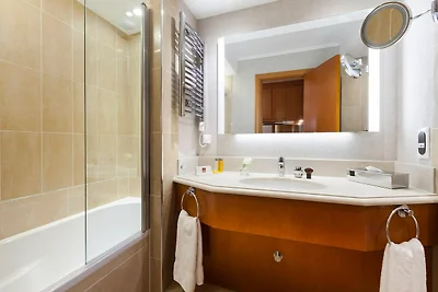 Helles Zimmer mit Poolblick in Cannes