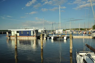 Hausboot im Hafen in Ribnitz-Damgarten