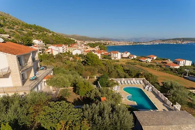 Villa in Seget Donji mit Schwimmbecken