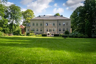 Herrenhaus am Seeufer