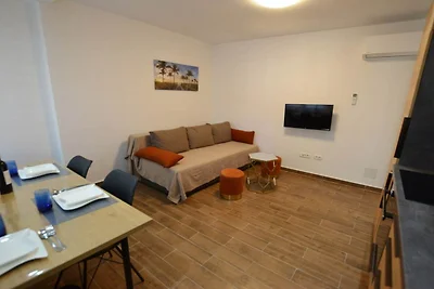 Warm and Welcoming Apartment with Balcony - T...