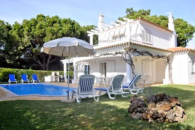 Komfortables Ferienhaus in Vilamoura mit Pool