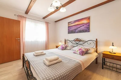 Serene Retreat Holiday Home with Pool - Two B...