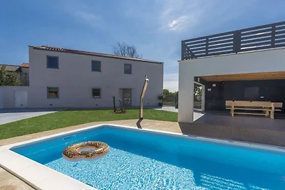 Villa in Tinjan mit Schwimmbecken