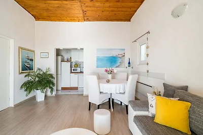 Indy's Beach Apartments -Two Bedroom Apartmen...