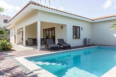 Moderne Villa nahe dem Strand von Mambo mit p...