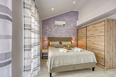 Peaceful Blooming Villa with Pool - Four Bedr...