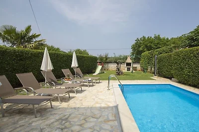 Ferienhaus in Tinjan mit Schwimmbecken