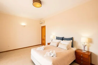 Villa in Gale met zwembad vlakbij Gale Beach