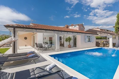 Villa en Poreč con piscina