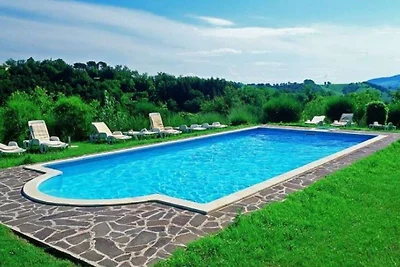Una casa vacanze con piscina in un parco...