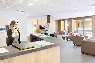 Moderne Wohnung mit Geschirrspüler im authent...