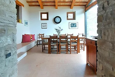 Elegante villa in pietra con piscina