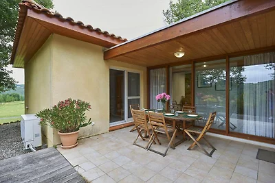 Geräumige Terrasse in der Nähe eines Badesees
