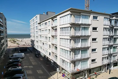 Helle Wohnung mit seitlichem Meerblick