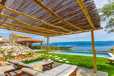 Ferienhaus in Risika mit Schwimmbecken