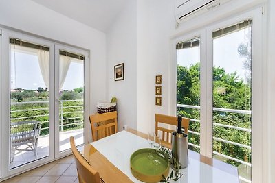 Spaziosa casa vacanze a Bibinje con giardino