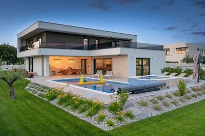 Villa in Juršići mit Schwimmbecken